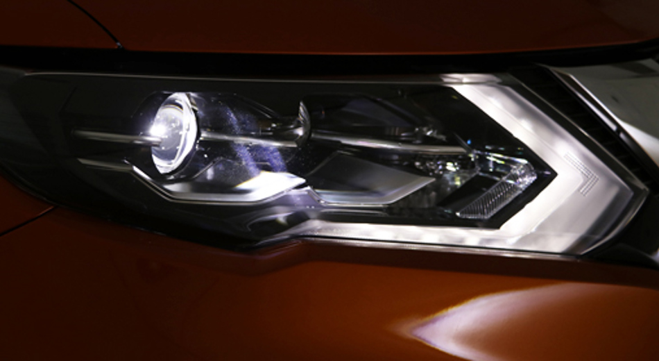 X-Trail right front headlight